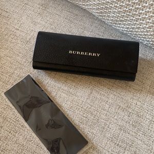 🪞 NEW authentic Burberry pebbled leather hard case and cloth set